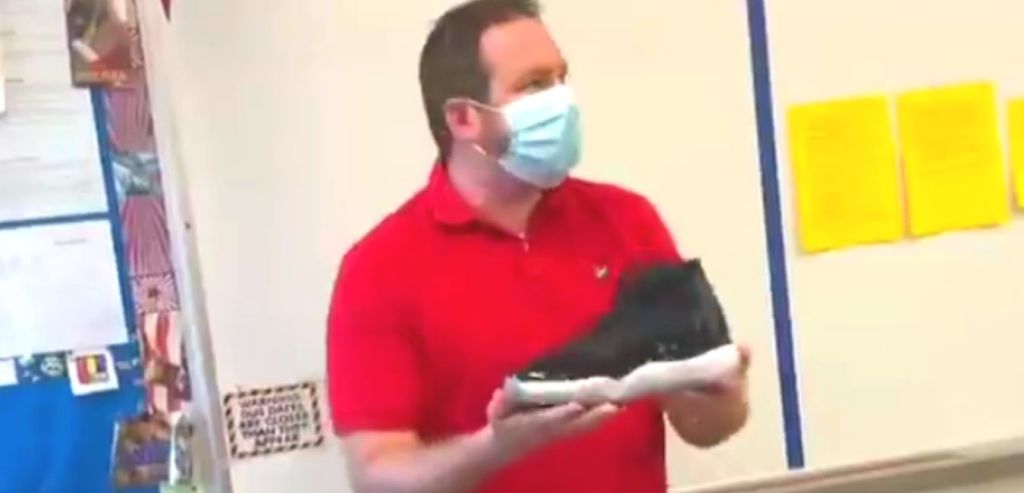 Gli studenti SORPRENDE il loro INSEGNANTE con le scarpe