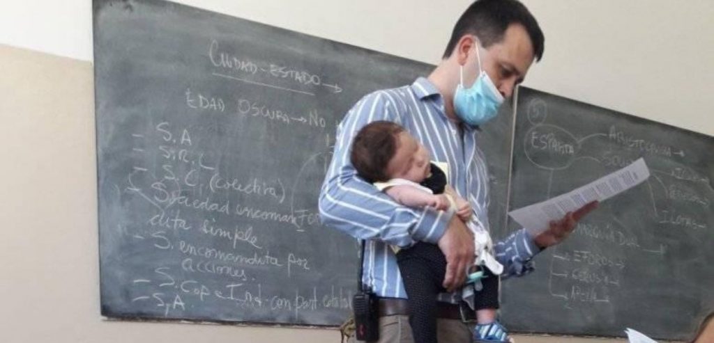 L'INSEGNANTE SI È CURATO PER IL BAMBINO DI UNO STUDENTE