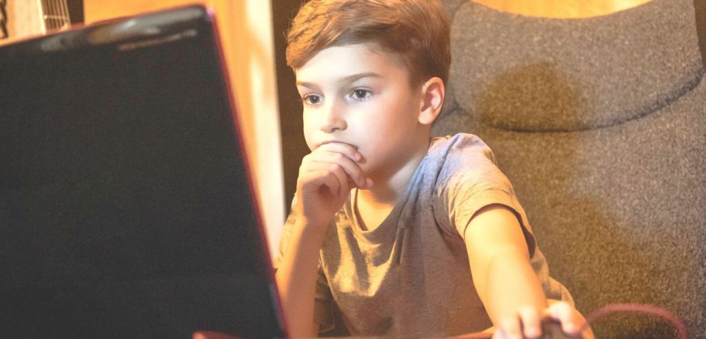 La mamma AIUTA a COPIARE suo figlio IN CLASSE VIRTUALE