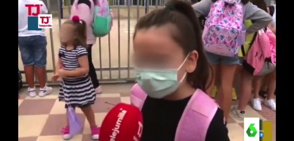 La risposta virale della ragazza sulla mascherina