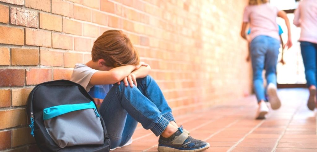 L'insegnante prende in giro lo STUDENTE per FREQUENTARE LA CLASSE