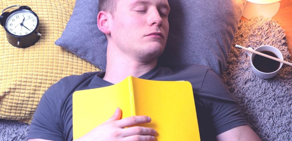 Lo studente appare sdraiato nella classe online