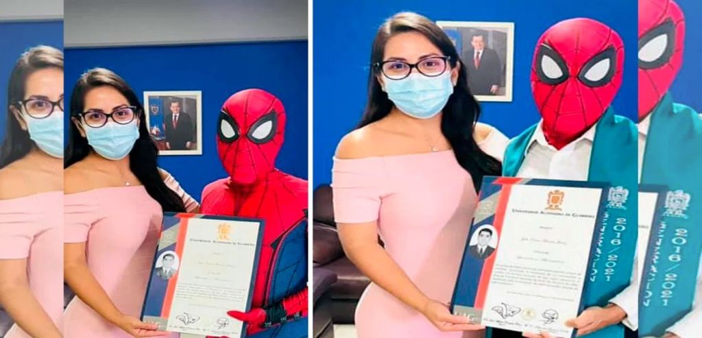Lo studente ha ricevuto il suo titolo vestito da SPIDER MAN