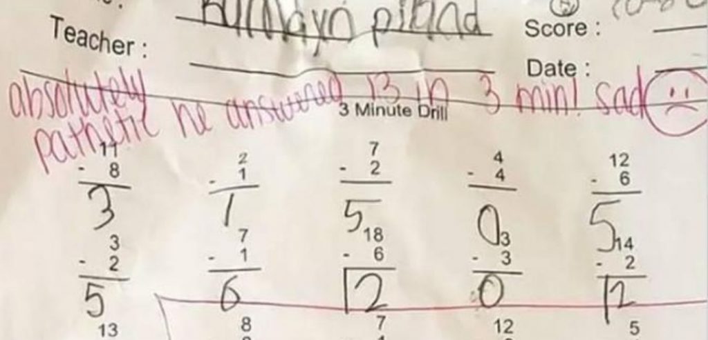 Messaggio offensivo di un insegnante a un piccolo studente