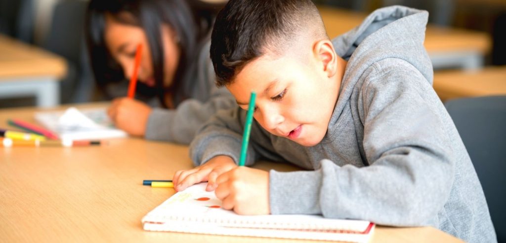 Risposta che si verifica di un bambino di 8 anni in UN ESAME